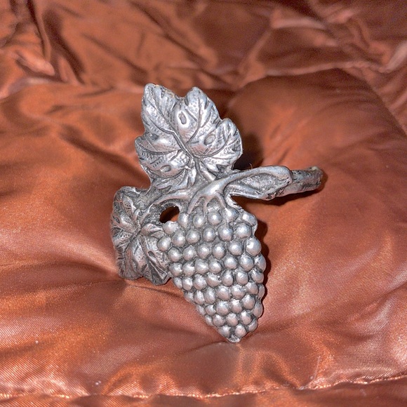 Vintage 1980’s Set of (6) Pewter Napkin Ring/Holder.  Grapes Design.  95% Pewter - Picture 4 of 8